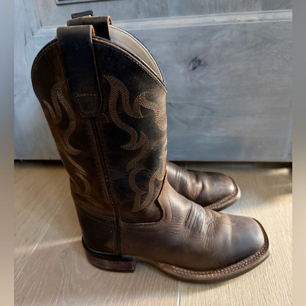 Cody James Boys’ Nash Distressed Broad Square Toe Western Cowboy Boots - Picture 6 of 9
